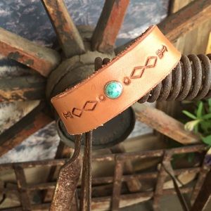 •Hand 𝚂𝚝𝚊𝚖𝚙𝚎𝚍 𝕃𝕖𝕒𝕥𝕙𝕖𝕣 Bracelet•